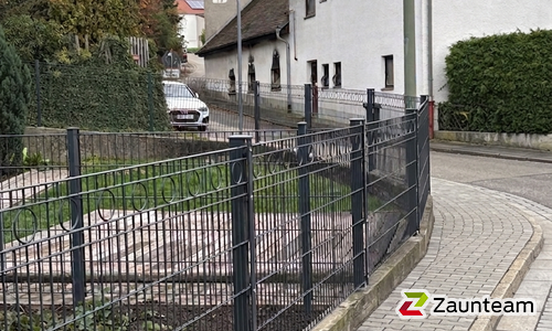 Deko-Doppelstabmatten Berlin anthrazit mit Pfosten 40x60 anthrazit und Abdeckleisten einbetoniert wurde in Friedberg von Zaunteam Schwaben-Nord, Todtenweis im Jahr 2025 erstellt.