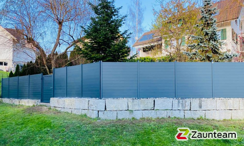 Alu Varioprofil Sonderfüllung, Aluminiumpfosten vierkant 65 x 65 mm einbetoniert wurde in Elsau  von Zaunteam Neftenbach, Neftenbach im Jahr 2025 erstellt.