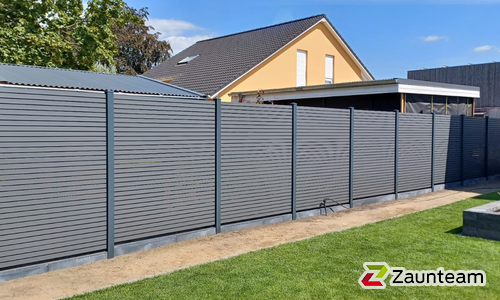 Alu Varioprofil Rhombus 80, Aluminiumpfosten vierkant 85 x 85 mm einbetoniert wurde in Zahna- Elster von Zaunteam Fläming, Coswig im Jahr 2022 erstellt.