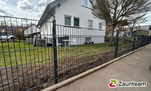 Doppelstabmatten schwer feuerverzinkt und anthrazit beschichtet mit Pfosten 60 x 40 mit Abdeckleisten einbetoniert wurde in Biberach von Zaunteam Oberschwaben, Obermarchtal im Jahr 2026 erstellt.