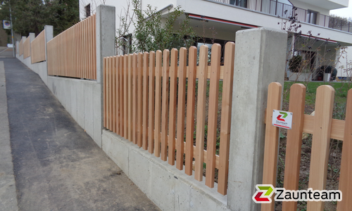 Staketen Holz vor die Pfosten / T-Stahl Pfosten verzinkt in Aussparung wurde in Olten von Zaunteam Mittelland GmbH, Bützberg im Jahr 2015 erstellt.