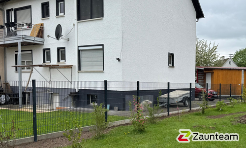 Doppelstabmatten schwer feuerverzinkt und anthrazit beschichtet mit Pfosten 60 x 40 mit Abdeckleisten einbetoniert wurde in Erbach von Zaunteam Ulm, Lonsee im Jahr 2025 erstellt.