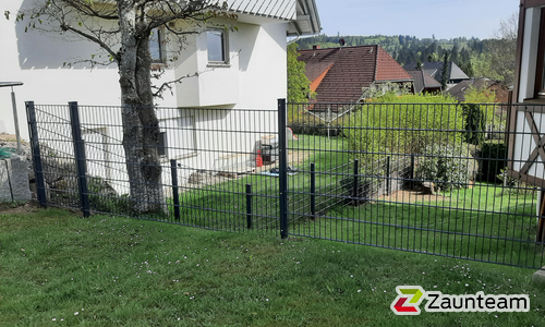 Doppelstabmatten schwer feuerverzinkt und anthrazit beschichtet mit Pfosten 60 x 40 mit Abdeckleisten einbetoniert wurde in Häusern von Zaunteam Granacher, Lauchringen im Jahr 2026 erstellt.
