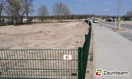 Doppelstabmatten schwer vorverzinkt und grün beschichtet mit Pfosten 60 x 40 mit Abdeckleisten einbetoniert wurde in Dessau-Rosslau von Zaunteam Fläming, Coswig im Jahr 2020 erstellt.