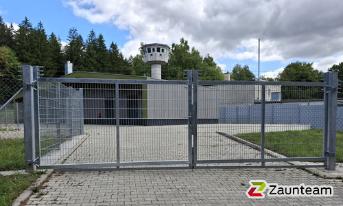 Doppelstabmattentor 2-flüglig wurde in Pfullendorf von Zaunteam Obere Donau-Bodensee, Sauldorf-Krumbach im Jahr 2025 erstellt.