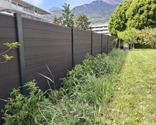  WPC Sichtschutz Discrétion / einbetoniert wurde in Conthey von Zaunteam Wallis, Niedergesteln im Jahr 2025 erstellt.