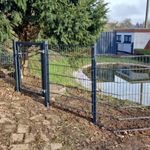 Doppelstabmatten schwer vorverzinkt und anthrazit beschichtet mit Pfosten 60 x 40 mit Abdeckleisten einbetoniert wurde in Rosenkopf von Zaunteam Saar-Pfalz, Bruchmühlbach-Miesau im Jahr 2025 erstellt.