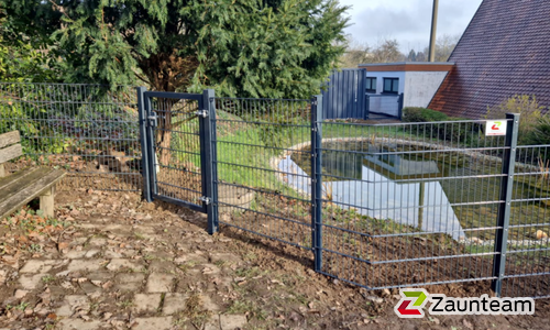 Doppelstabmatten schwer vorverzinkt und anthrazit beschichtet mit Pfosten 60 x 40 mit Abdeckleisten einbetoniert wurde in Rosenkopf von Zaunteam Saar-Pfalz, Bruchmühlbach-Miesau im Jahr 2025 erstellt.