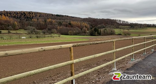 Halbrundlattenzaun mit Tannenpfosten zylindrisch wurde in Emmendingen-Mundingen von Zaunteam Breisgau, Waldkirch-Kollnau im Jahr 2025 erstellt.