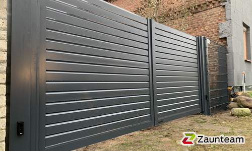 Aluminium Sichtschutztor 2-flüglig wurde in Rossow von Zaunteam Pasewalk, Pasewalk im Jahr 2025 erstellt.