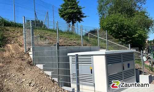 Doppelstabmatten schwer verzinkt mit Pfosten 40x60 verzinkt mit Abdeckleisten einbetoniert wurde in Aach von Zaunteam Konstanz-Hegau, Gottmadingen im Jahr 2025 erstellt.