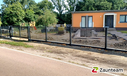 Modern Aluzaun einbetoniert wurde in Coswig (Anhalt) von Zaunteam Fläming, Coswig im Jahr 2021 erstellt.