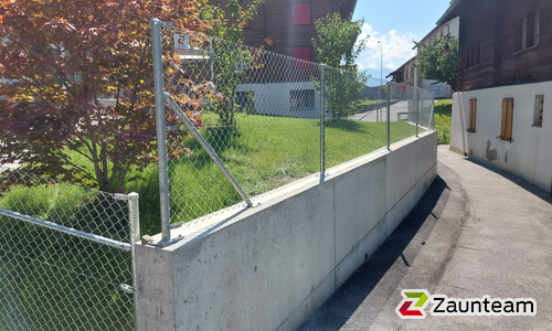 Diagonalgeflecht verzinkt mit Rohrpfosten verzinkt mit Fussplatte (CH) wurde in Termen von Zaunteam Wallis, Niedergesteln im Jahr 2024 erstellt.
