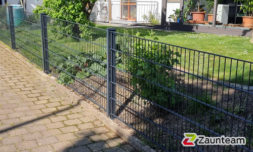 Doppelstabmatten schwer feuerverzinkt und anthrazit beschichtet mit Pfosten 60 x 40 mit Abdeckleisten einbetoniert wurde in Heiningen von Zaunteam Fenzhöfe Oberwälden, Oberwälden im Jahr 2026 erstellt.