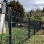Doppelstabmatten schwer vorverzinkt und anthrazit beschichtet mit Pfosten 60 x 40 mit Abdeckleisten einbetoniert wurde in Pforzheim von Zaunteam Pforzheim, Neuhausen im Jahr 2025 erstellt.