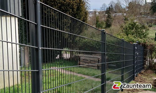 Doppelstabmatten schwer vorverzinkt und anthrazit beschichtet mit Pfosten 60 x 40 mit Abdeckleisten einbetoniert wurde in Pforzheim von Zaunteam Pforzheim, Neuhausen im Jahr 2025 erstellt.