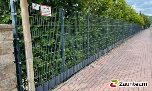 Doppelstabmatten leicht feuerverzinkt und anthrazit beschichtet mit Pfosten Vario einbetoniert wurde in Bodenwerder von Zaunteam Weser-Leine, Salzhemmendorf im Jahr 2022 erstellt.