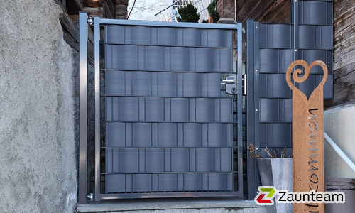 Flechtsichtschutztor 1-flüglig wurde in Ried-Brig von Zaunteam Wallis, Niedergesteln im Jahr 2026 erstellt.