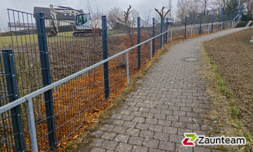 Doppelstabmatten leicht feuerverzinkt und anthrazit beschichtet mit Pfosten 60 x 40 mit Abdeckleisten einbetoniert wurde in Rot am See von Zaunteam Schwäbisch Hall, Schwäbisch Hall im Jahr 2025 erstellt.