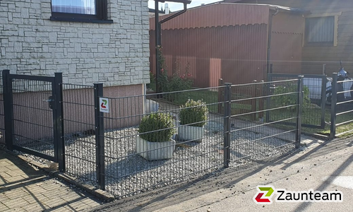 Doppelstabmatten leicht feuerverzinkt und grün beschichtet mit Pfosten 60 x 40 mit Abdeckleisten einbetoniert wurde in Hohenstadt von Zaunteam Ulm, Lonsee im Jahr 2025 erstellt.