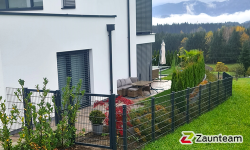 Doppelstabmatten schwer feuerverzinkt und anthrazit beschichtet mit Pfosten 60 x 40 mit Abdeckleisten einbetoniert wurde in Villach von Zaunteam Kärnten-Mitte, Arnoldstein im Jahr 2023 erstellt.