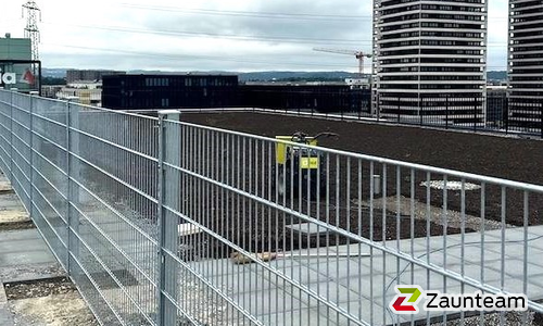 Doppelstabmatten schwer verzinkt mit Pfosten 40x60 verzinkt mit Abdeckleisten einbetoniert wurde in Dübendorf von Zaunteam Zürich Oberland, Gutenswil im Jahr 2024 erstellt.