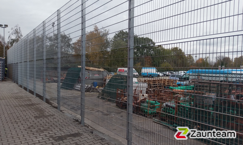 Doppelstabmatten schwer verzinkt mit Pfosten 40x60 verzinkt mit Abdeckleisten einbetoniert wurde in Essen von Zaunteam Essen, Essen im Jahr 2020 erstellt.