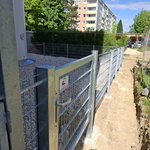 Doppelstabmatten schwer verzinkt mit Pfosten 40x60 verzinkt mit Abdeckleisten einbetoniert wurde in Leonding von Zaunteam Unteres-Mühlviertel, Bad Zell im Jahr 2026 erstellt.
