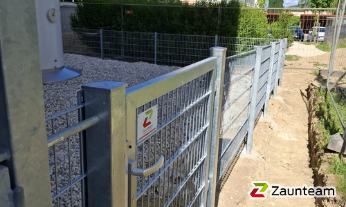 Doppelstabmatten schwer verzinkt mit Pfosten 40x60 verzinkt mit Abdeckleisten einbetoniert wurde in Leonding von Zaunteam Unteres-Mühlviertel, Bad Zell im Jahr 2026 erstellt.
