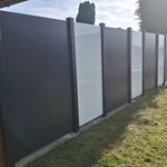 Glas Sichtschutz mit vierkant Aluminium-Nutpfosten einbetoniert wurde in Gutau von Zaunteam Unteres-Mühlviertel, Bad Zell im Jahr 2026 erstellt.