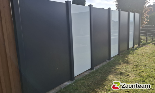 Glas Sichtschutz mit vierkant Aluminium-Nutpfosten einbetoniert wurde in Gutau von Zaunteam Unteres-Mühlviertel, Bad Zell im Jahr 2026 erstellt.