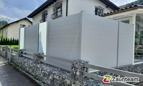 Alu Varioprofil glatt mit Aluminiumpfosten vierkant 85 x 85 mm einbetoniert wurde in Sevelen von Zaunteam Werdenberg, Werdenberg im Jahr 2022 erstellt.