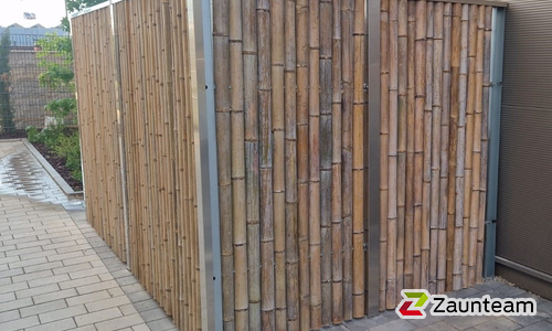 Sichtschutz Bambus Chiang-Mai / Stahlpfosten mit Edelstahlabdeckung einbetoniert wurde in Lauchringen von Zaunteam Granacher, Lauchringen im Jahr 2024 erstellt.