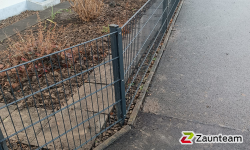 Doppelstabmatten leicht vorverzinkt und anthrazit beschichtet mit Pfosten 60 x 40 mit Abdeckleisten einbetoniert wurde in Lübbecke von Zaunteam Kischkel, Lübbecke im Jahr 2023 erstellt.