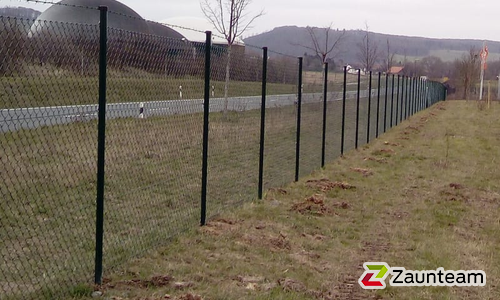 Diagonalgeflecht grün mit Rohrpfosten grün einbetoniert wurde in Emmerthal von Zaunteam Weser-Leine, Salzhemmendorf im Jahr 2021 erstellt.