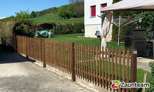 Palisaden mit Lärchenkantpfosten braun wurde in Künten von Zaunteam Aargau, Egliswil im Jahr 2025 erstellt.