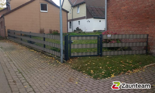 Doppelstabmatten schwer feuerverzinkt und anthrazit beschichtet mit Pfosten 60 x 40 mit Abdeckleisten einbetoniert wurde in Bremke von Zaunteam Weser-Leine, Salzhemmendorf im Jahr 2021 erstellt.
