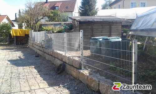 Doppelstabmatten leicht verzinkt mit Pfosten 40x60 verzinkt mit Abdeckleisten in Aussparung wurde in Isny von Zaunteam Allgäu, Bad Hindelang - Unterjoch im Jahr 2014 erstellt.