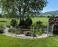 Knotengitter Torus, engmaschig mit Rohrpfosten verzinkt einbetoniert wurde in Altstätten von Zaunteam Rheintal, Widnau im Jahr 2025 erstellt.