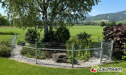 Knotengitter Torus, engmaschig mit Rohrpfosten verzinkt einbetoniert wurde in Altstätten von Zaunteam Rheintal, Widnau im Jahr 2025 erstellt.