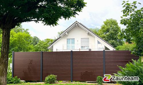 Alu Varioprofil Rhombus 80, Aluminiumpfosten vierkant 85 x 85 mm einbetoniert wurde in Bergdietikon von Zaunteam Zürich, Dietikon im Jahr 2026 erstellt.
