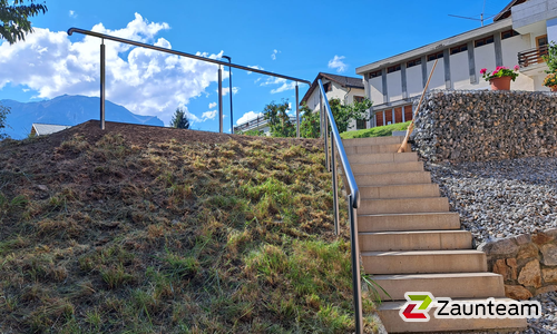 Edelstahl Handlauf geneigt einbetoniert wurde in Müstair von Zaunteam Engadin, Zernez im Jahr 2024 erstellt.