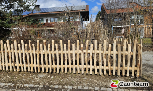 Natur-Staketenzaun aus Kastanie wurde in Roßhaupten von Zaunteam Allgäu, Bad Hindelang - Unterjoch im Jahr 2026 erstellt.