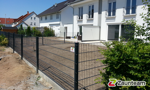 Doppelstabmatten schwer feuerverzinkt und anthrazit beschichtet mit Pfosten 60 x 40 mit Abdeckleisten einbetoniert wurde in Lampertheim von Zaunteam Bergstraße-Ried, Bickenbach im Jahr 2015 erstellt.