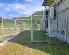 Diagonalgeflecht verzinkt mit Rohrpfosten verzinkt einbetoniert wurde in S-chanf von Zaunteam Engadin, Zernez im Jahr 2025 erstellt.