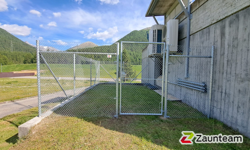 Diagonalgeflecht verzinkt mit Rohrpfosten verzinkt einbetoniert wurde in S-chanf von Zaunteam Engadin, Zernez im Jahr 2025 erstellt.