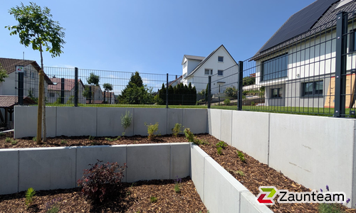 Doppelstabmatten schwer vorverzinkt und anthrazit beschichtet mit Pfosten 40x60 mit Abdeckleistenmit Fussplatte wurde in Gaildorf von Zaunteam Schwäbisch Hall, Schwäbisch Hall im Jahr 2025 erstellt.