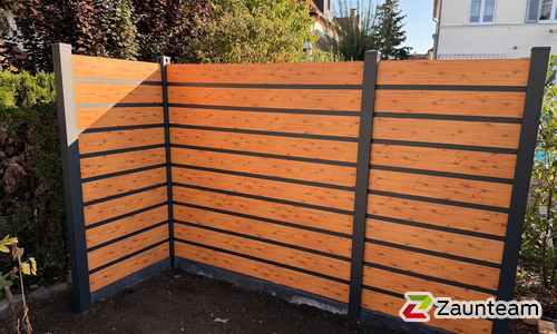 Alu Varioprofil glatt mit Zwischenfüllung schmal mit Aluminiumpfosten vierkant 85 x 85 mm einbetoniert wurde in Leipzig von Zaunteam Leipzig, Leipzig im Jahr 2025 erstellt.