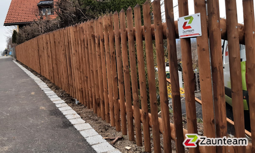 Palisaden mit T-Stahlpfosten verzinkt einbetoniert wurde in Immenstadt von Zaunteam Allgäu, Bad Hindelang - Unterjoch im Jahr 2023 erstellt.