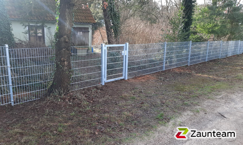 Doppelstabmatten leicht verzinkt mit Pfosten Vario verzinkt einbetoniert wurde in Dedelstorf von Zaunteam Südheide-Altmark, Hankensbüttel im Jahr 2024 erstellt.